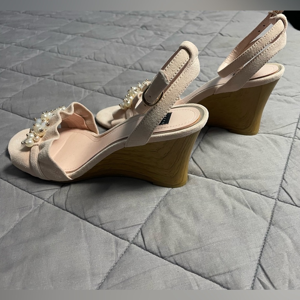 White House Black Market Maci Pale Peach Pearl Embellished Heels - Picture 5 of 5